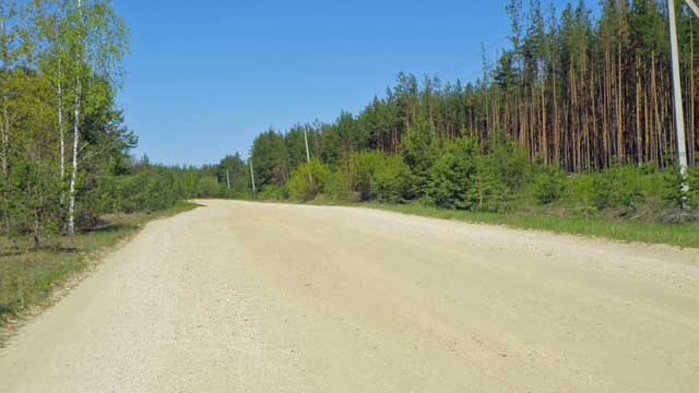 2011 основная дорога Южа - Новоклязьминское рядом с деревней Глушицы Новоклязьминского сельского поселения Южского района Ивановской области асфальтового покрытия на момент съёмки не имела