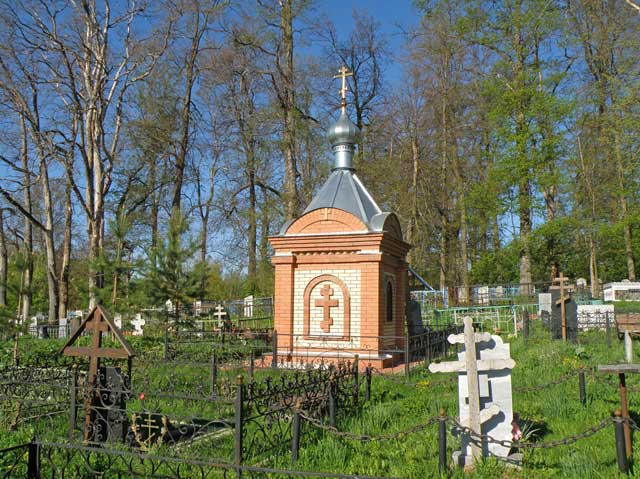 2011 часовня поставлена на свободном открытом солнечном склоне, но быстро оказалась в окружении свежих могил село Ильинское Шуйского района Ивановской области