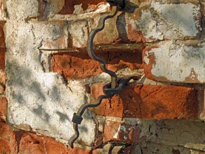 остатки кованой крещатой решётки