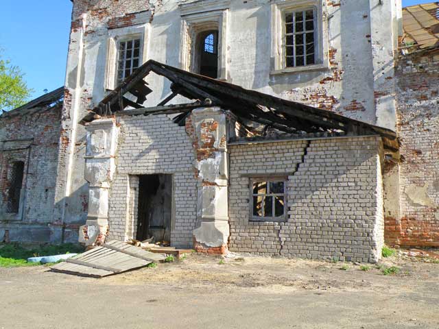 2011 северное хозяйственное крыльцо Казанской церкви, возведённое из силикатного кирпича во времена СССР посёлок Лежнёво Лежнёвского района Ивановской области