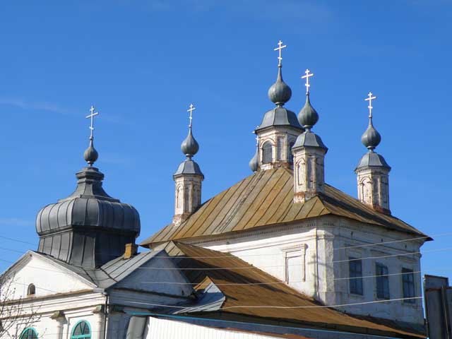 2011 на основном объёме Троицкой церкви россыпь мелких глав образующая пятиглавие посёлок Лежнёво Лежнёвского района Ивановской области