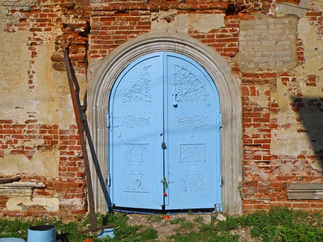 2011 западная входная кованая дверь в Казанскую церковь после окраски масляной краской посёлок Лежнёво Лежнёвского района Ивановской области