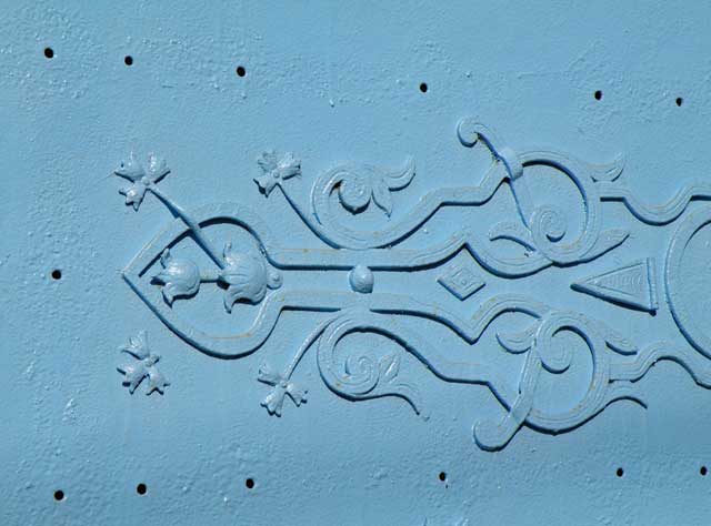 2011 кованая накладка на входной двери Казанской церкви посёлок Лежнёво Лежнёвского района Ивановской области