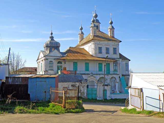 2011 Троицкая церковь и остатки её ограды до ремонта в окружающей застройке посёлок Лежнёво Лежнёвского района Ивановской области