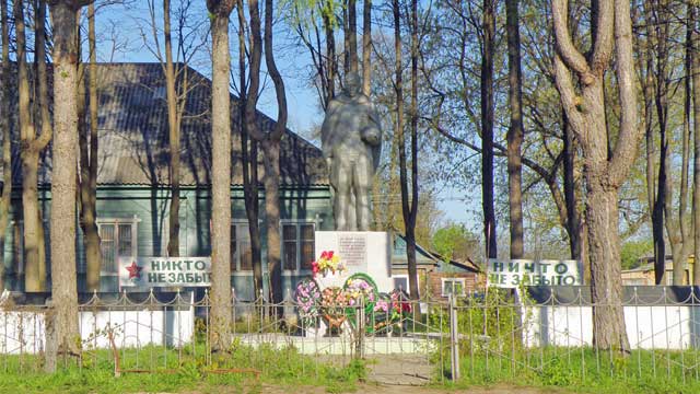 2011 памятник землякам погибшим в Великой Отечественной войне 1941 - 1945 годов село Воскресенское Савиновского района Ивановской области