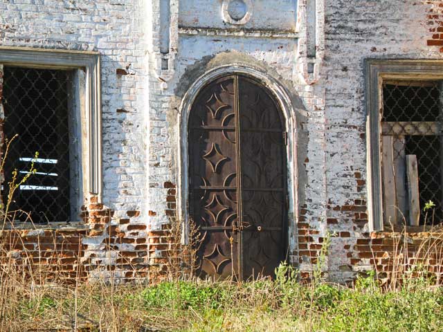 2011 кованые двери северного входа в церковь Рождества Пресвятой Богородицы село Воскресенское Савиновского района Ивановской области
