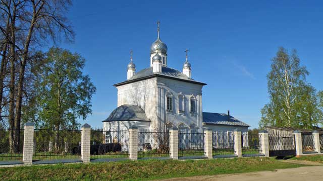 2011 церковь Воскресения Христова и ограда на на пересечении улиц Советской и Нагорной село Воскресенское Савиновского района Ивановской области