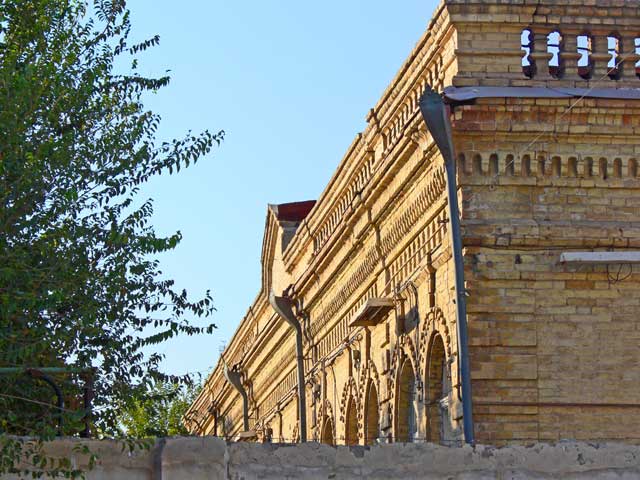 2006 Декорации фасада из местного жёлтого кирпича в стиле эклектики церковь Михаила Архангела Бухара Республика Узбекистан